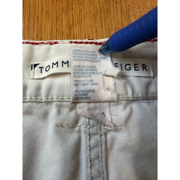 Vintage Y2K '03 Tommy Hilfiger Women's White Khaki Cargo Style Shorts, Size 10 - Picture 4 of 9